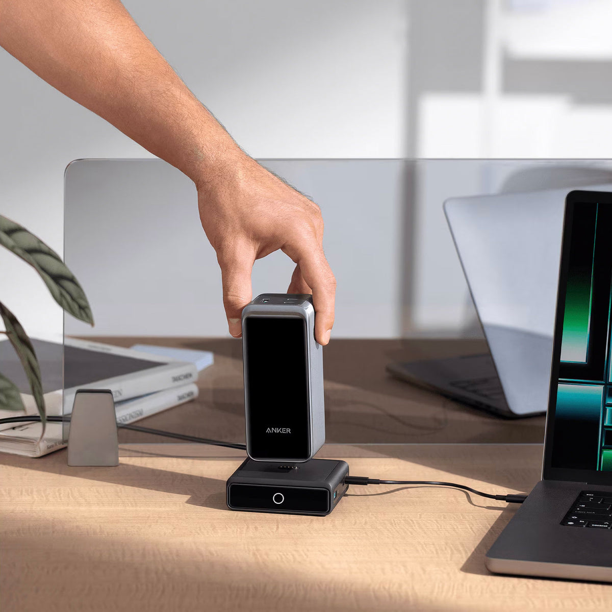 Anker ladestasjon for ekstern batteri Prime, 100W, 5A, 1 x Pogo Pin - 1 x USB-C - 2 x USB-A, Svart A1902311