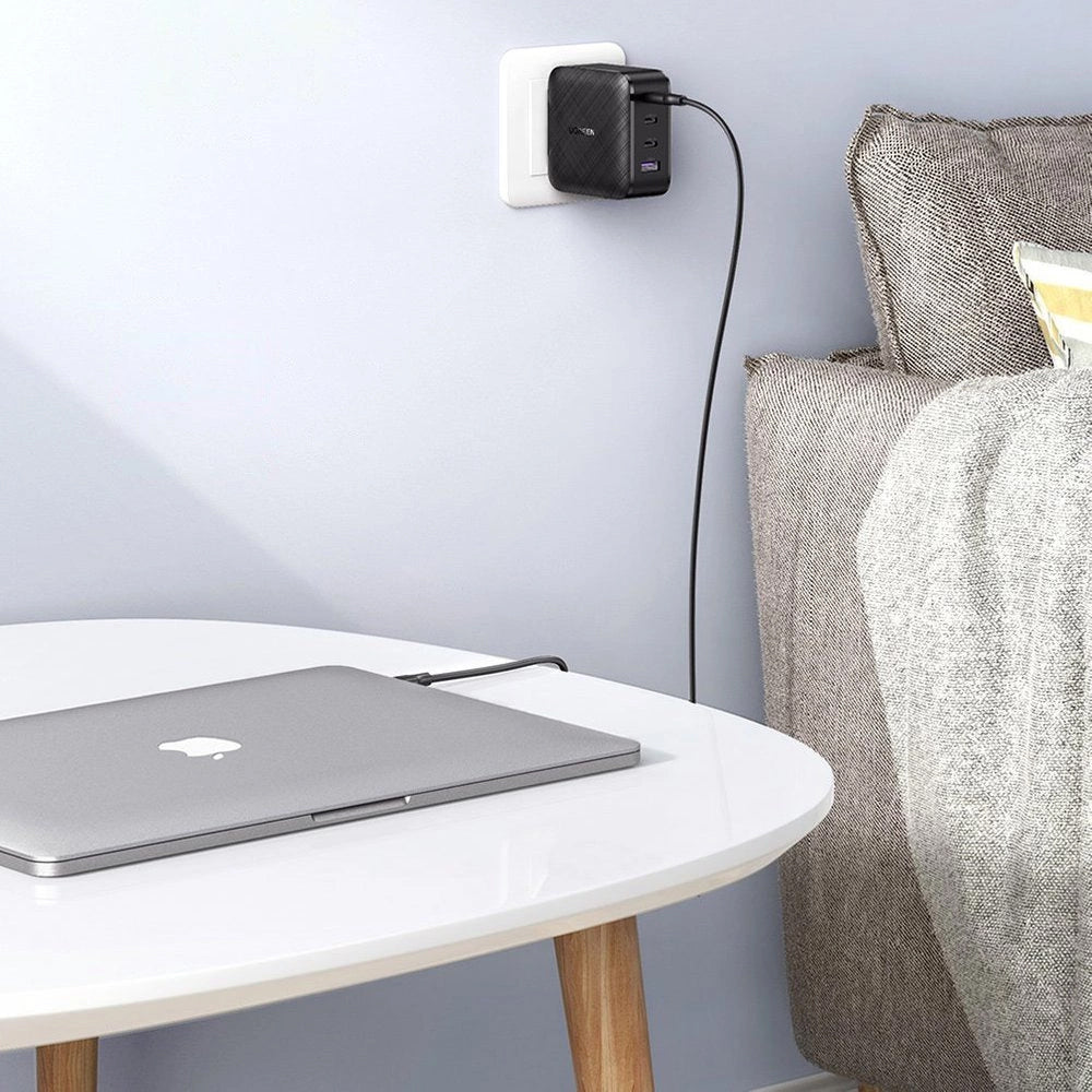 Nettverkslader UGREEN CD104, 65W, 3A, 1 x USB-A - 3 x USB-C, svart