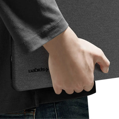 Spigen Urban Fit-etui for Apple MacBook Neo 13 tommer, svart ACS11541