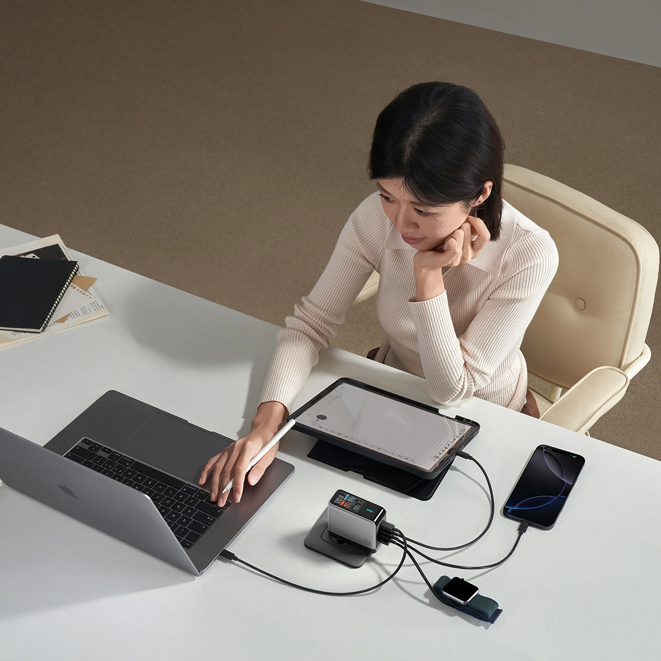 Nettlader med USB-C-kabel Cuktech AD1204U Display, 120W, 6A, 1 x USB-A - 2 x USB-C, Sølv
