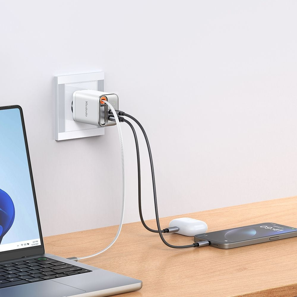 Nettlader med USB-C-kabel McDodo CH-4103 FreeGo Display, 67W, 3.35A, 1 x USB-A - 1 x USB-C, Hvit